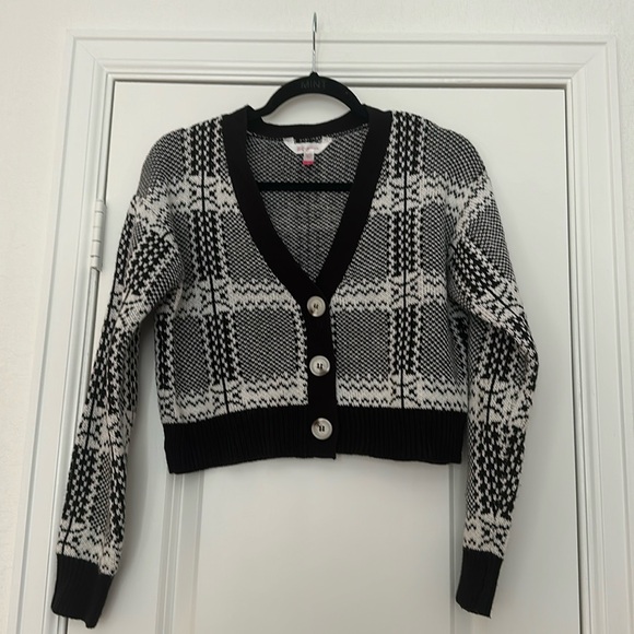black and white V-neck sweater! - Picture 1 of 2